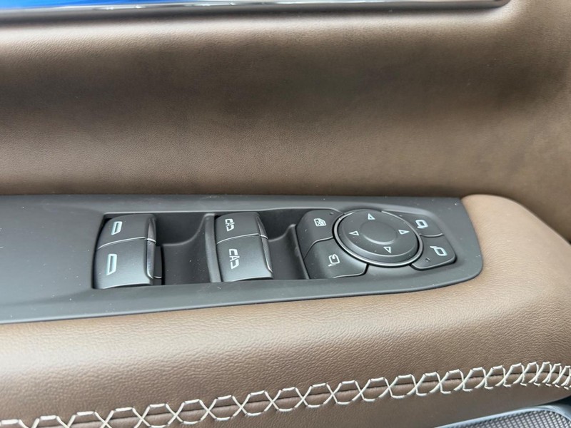 GMC Yukon XL Vehicle Full-screen Gallery Image 21