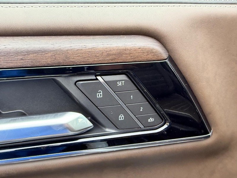 GMC Yukon XL Vehicle Full-screen Gallery Image 22