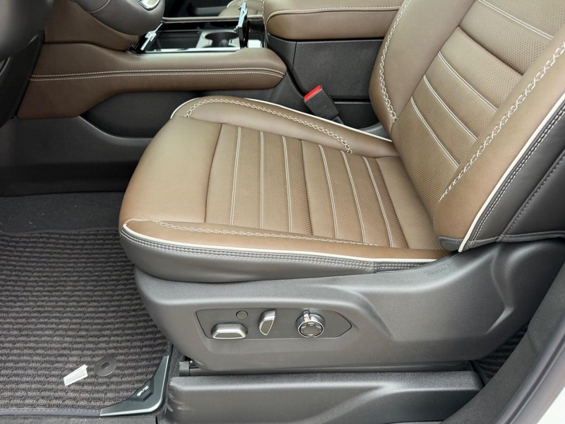 GMC Yukon XL Vehicle Full-screen Gallery Image 23