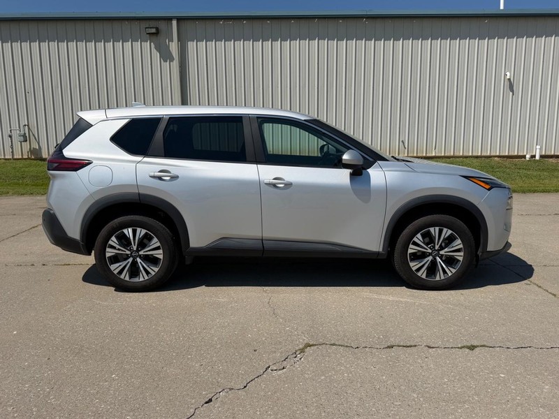 Nissan Rogue Vehicle Full-screen Gallery Image 2