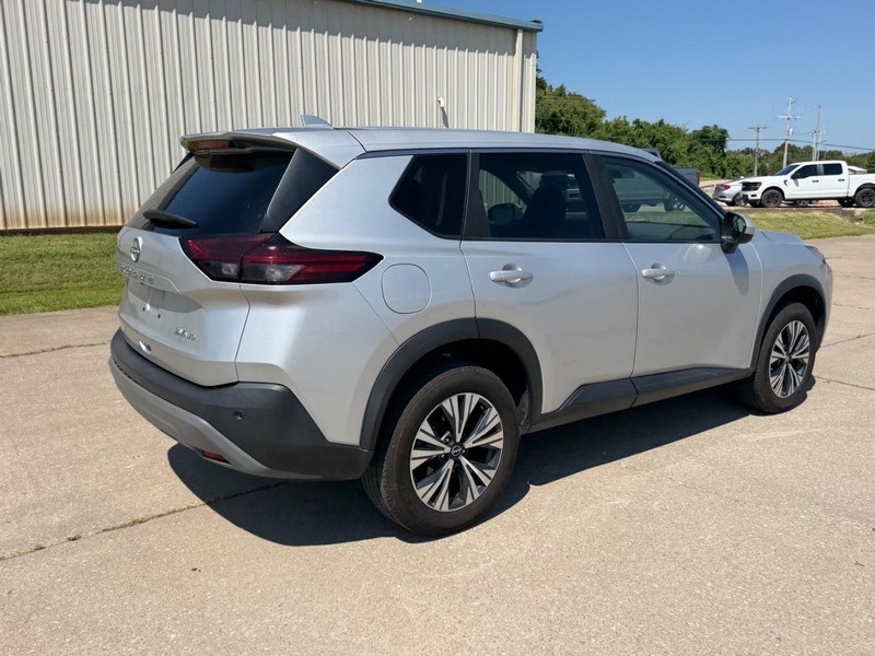 Nissan Rogue Vehicle Full-screen Gallery Image 3