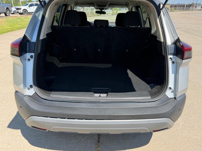 Nissan Rogue Vehicle Full-screen Gallery Image 5