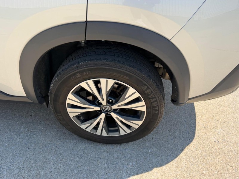 Nissan Rogue Vehicle Full-screen Gallery Image 6