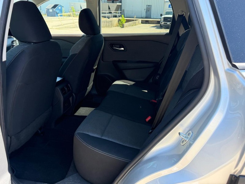 Nissan Rogue Vehicle Full-screen Gallery Image 7
