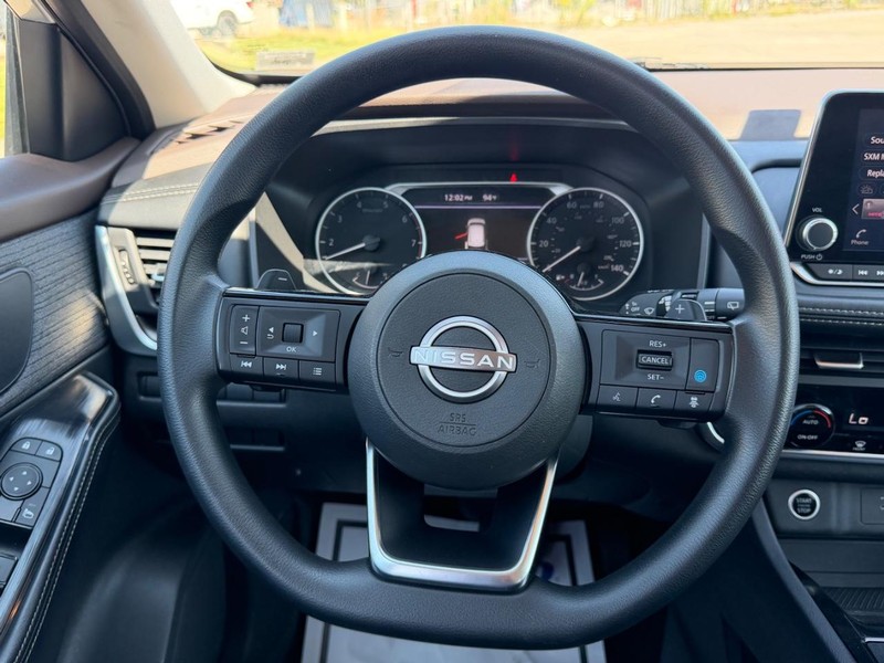 Nissan Rogue Vehicle Full-screen Gallery Image 9