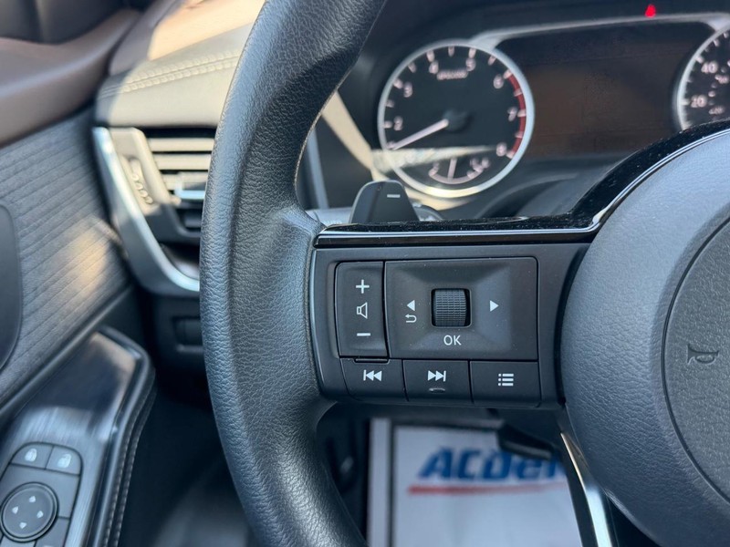Nissan Rogue Vehicle Full-screen Gallery Image 10