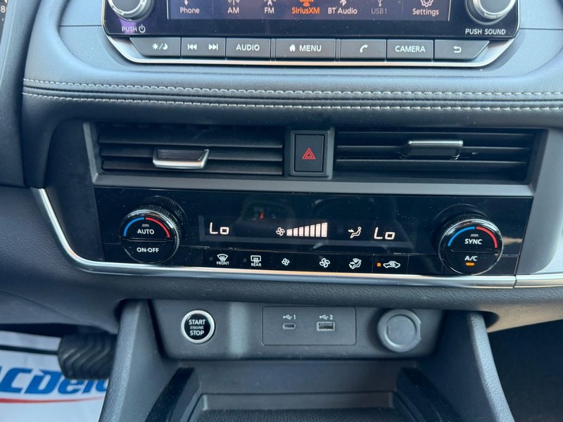 Nissan Rogue Vehicle Full-screen Gallery Image 13
