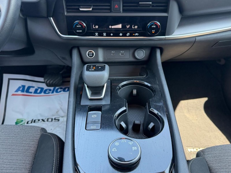 Nissan Rogue Vehicle Full-screen Gallery Image 14