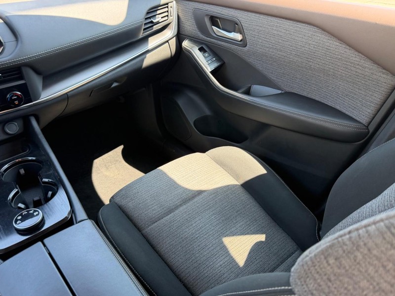 Nissan Rogue Vehicle Full-screen Gallery Image 15
