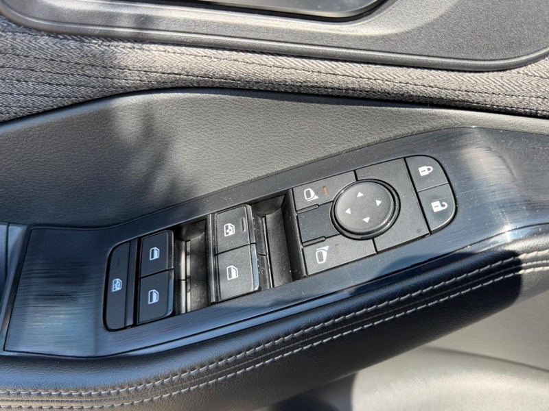 Nissan Rogue Vehicle Full-screen Gallery Image 16