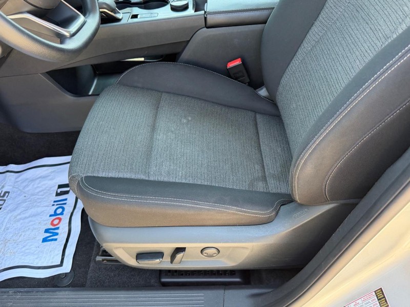 Nissan Rogue Vehicle Full-screen Gallery Image 17