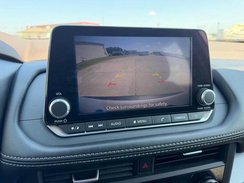 Nissan Rogue Vehicle Full-screen Gallery Image 19