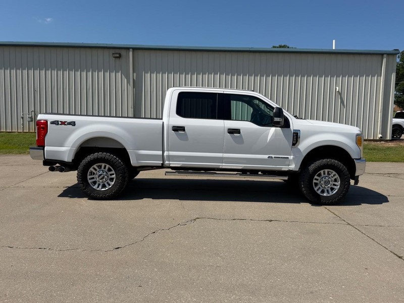 Ford Super Duty F-250 SRW Vehicle Full-screen Gallery Image 2