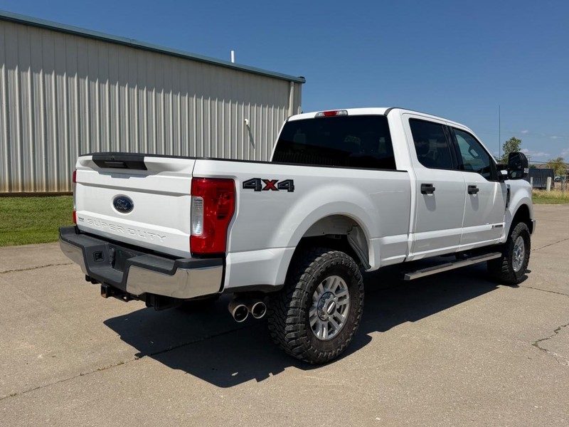 Ford Super Duty F-250 SRW Vehicle Full-screen Gallery Image 3