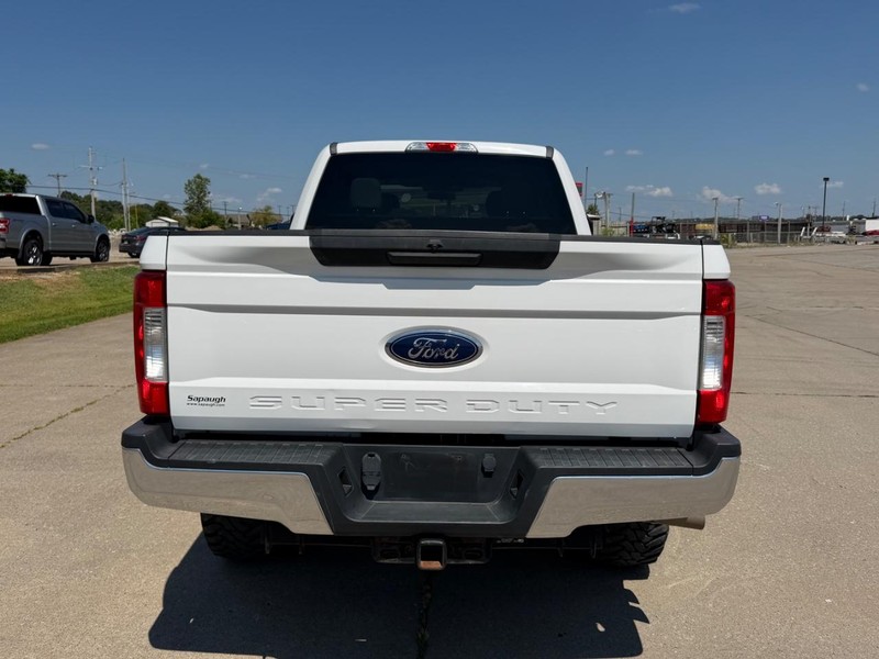 Ford Super Duty F-250 SRW Vehicle Full-screen Gallery Image 4