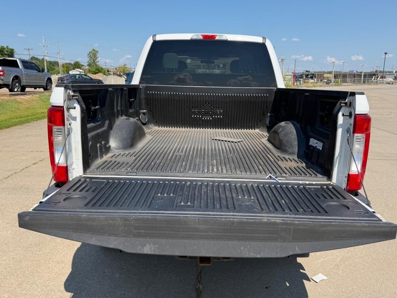 Ford Super Duty F-250 SRW Vehicle Full-screen Gallery Image 5