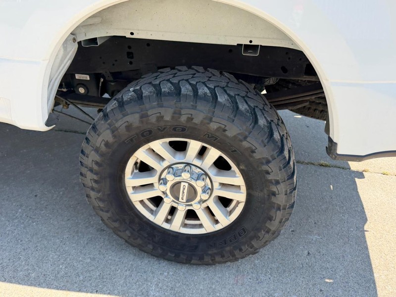 Ford Super Duty F-250 SRW Vehicle Full-screen Gallery Image 6