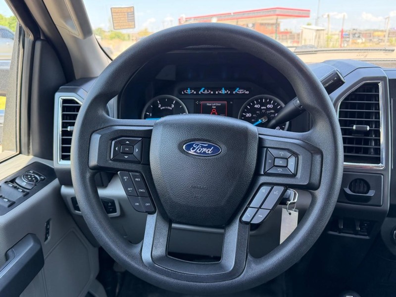 Ford Super Duty F-250 SRW Vehicle Full-screen Gallery Image 9