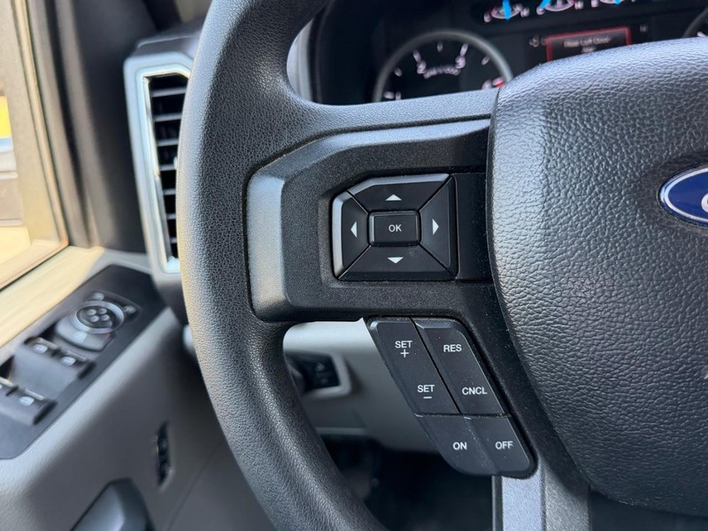 Ford Super Duty F-250 SRW Vehicle Full-screen Gallery Image 10