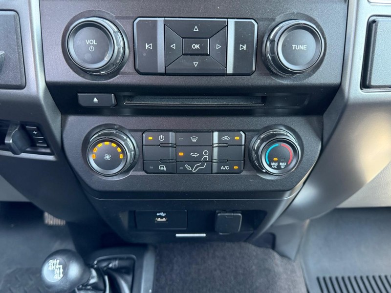 Ford Super Duty F-250 SRW Vehicle Full-screen Gallery Image 13