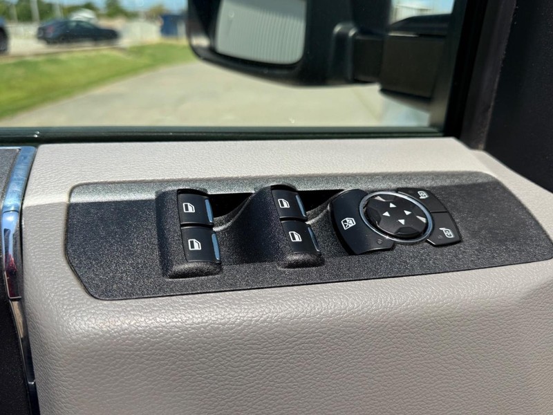 Ford Super Duty F-250 SRW Vehicle Full-screen Gallery Image 15