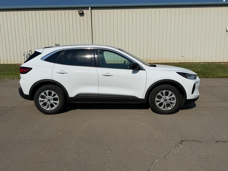 Ford Escape Vehicle Full-screen Gallery Image 3