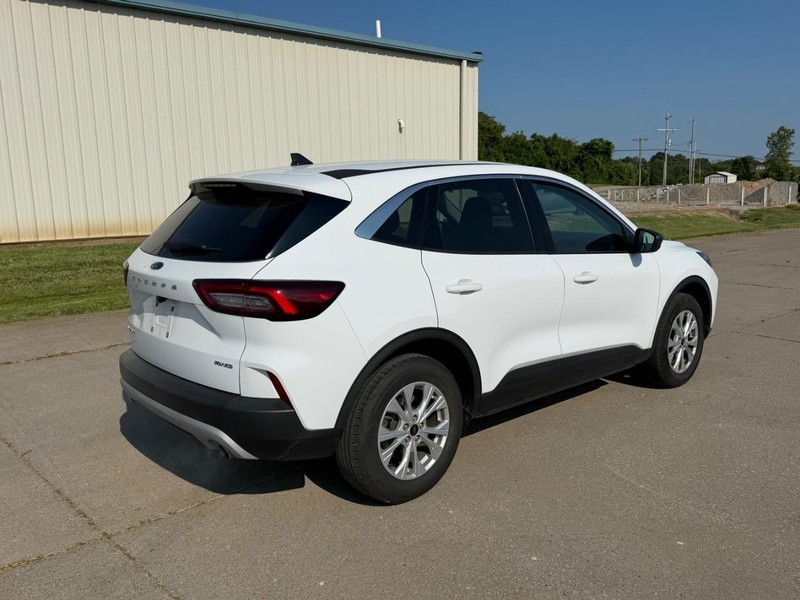 Ford Escape Vehicle Full-screen Gallery Image 4