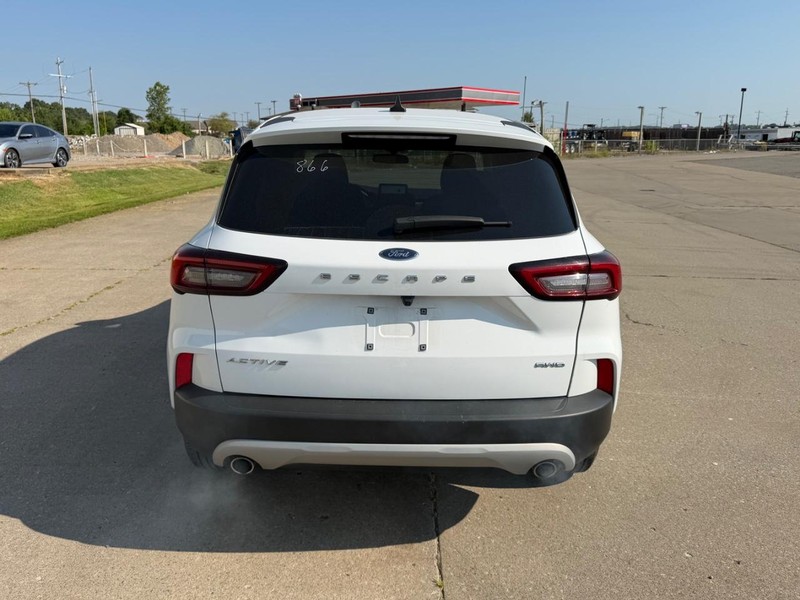 Ford Escape Vehicle Full-screen Gallery Image 5