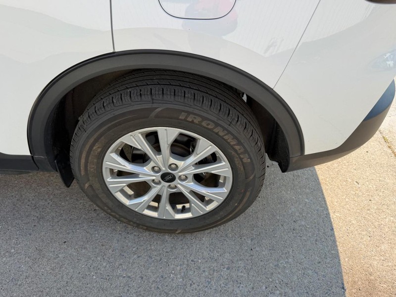 Ford Escape Vehicle Full-screen Gallery Image 8