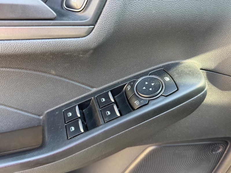 Ford Escape Vehicle Full-screen Gallery Image 18
