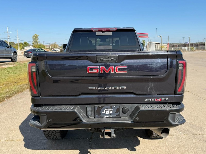 GMC Sierra 2500HD Vehicle Full-screen Gallery Image 4