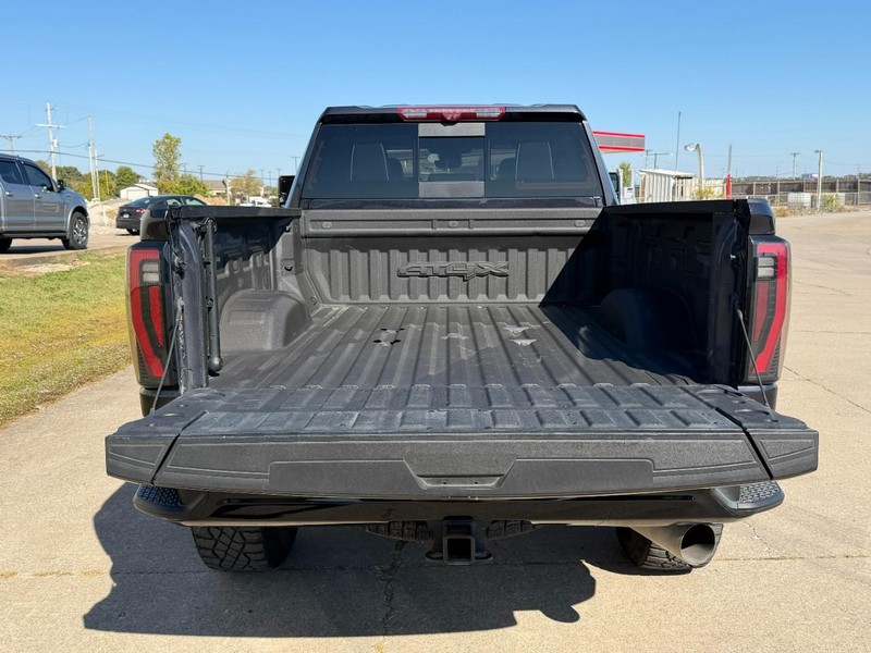 GMC Sierra 2500HD Vehicle Full-screen Gallery Image 5
