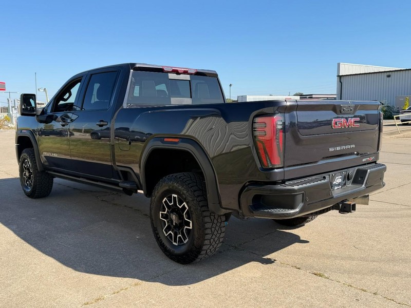 GMC Sierra 2500HD Vehicle Full-screen Gallery Image 6