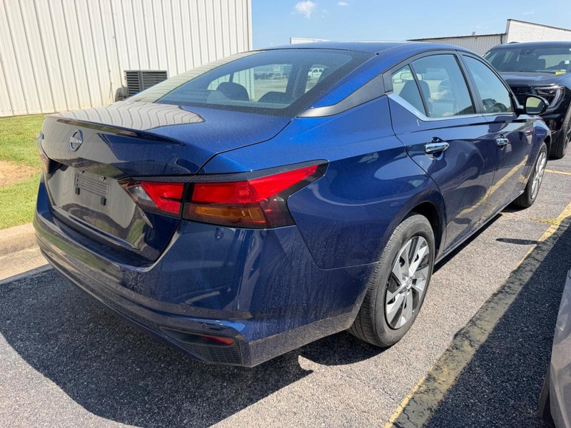 Nissan Altima Vehicle Full-screen Gallery Image 2