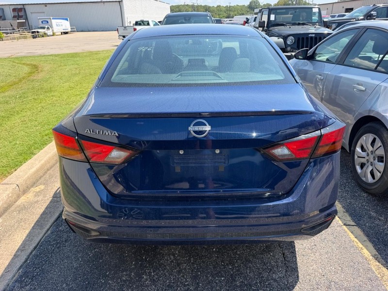 Nissan Altima Vehicle Full-screen Gallery Image 3