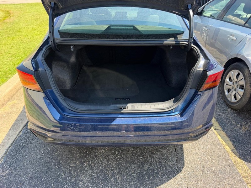 Nissan Altima Vehicle Full-screen Gallery Image 4