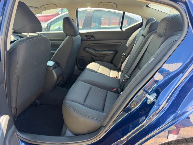 Nissan Altima Vehicle Full-screen Gallery Image 6