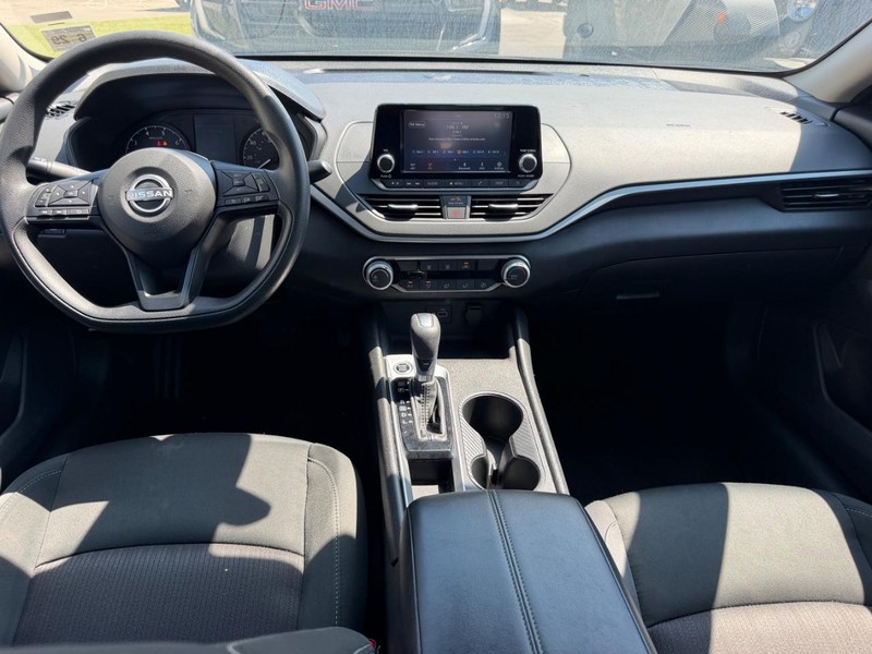 Nissan Altima Vehicle Full-screen Gallery Image 7