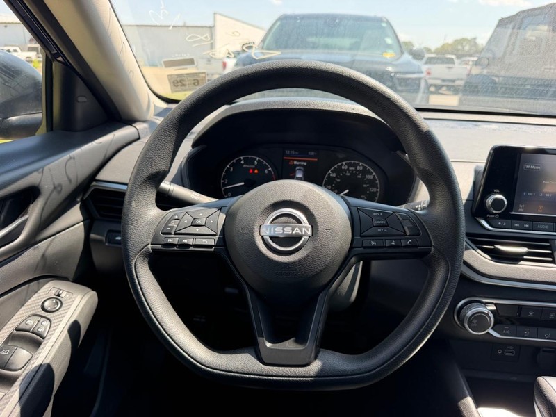 Nissan Altima Vehicle Full-screen Gallery Image 8