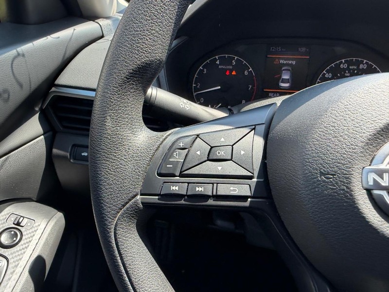 Nissan Altima Vehicle Full-screen Gallery Image 9