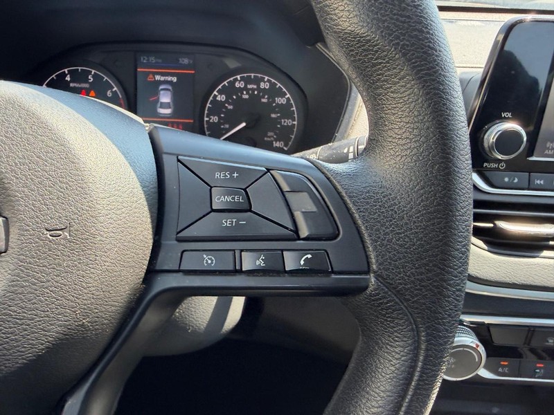 Nissan Altima Vehicle Full-screen Gallery Image 10