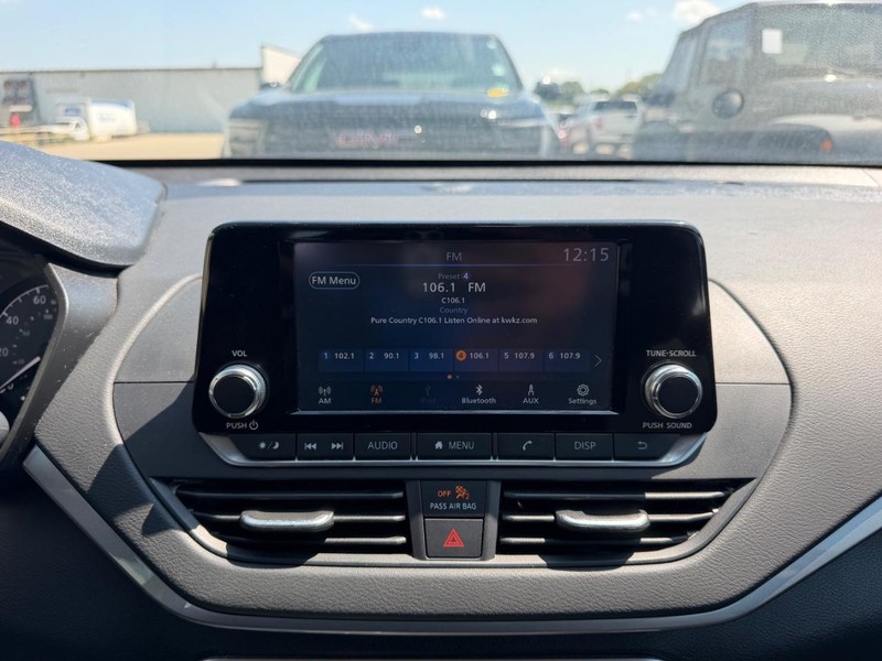 Nissan Altima Vehicle Full-screen Gallery Image 11