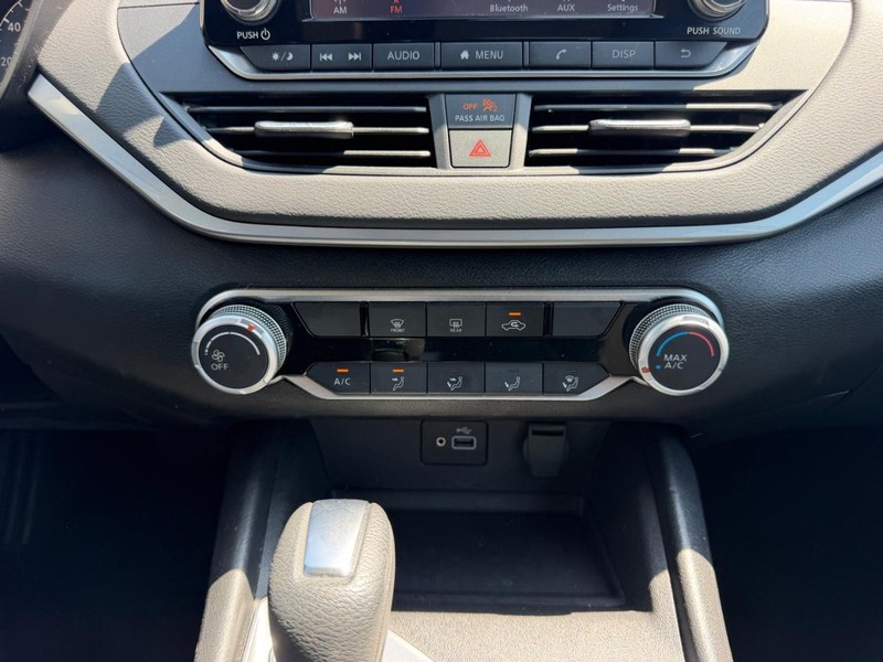 Nissan Altima Vehicle Full-screen Gallery Image 12