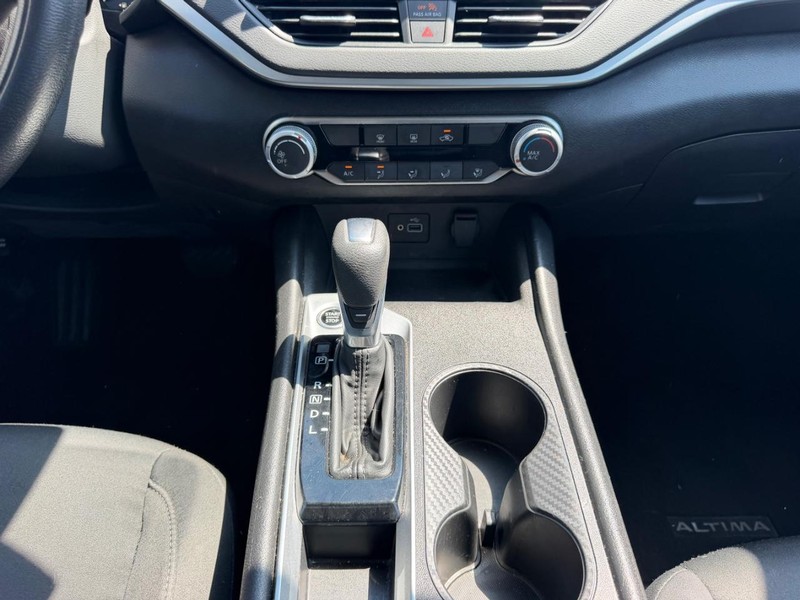Nissan Altima Vehicle Full-screen Gallery Image 13