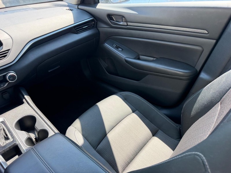 Nissan Altima Vehicle Full-screen Gallery Image 14