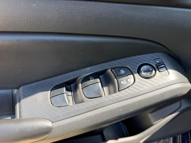 Nissan Altima Vehicle Full-screen Gallery Image 15