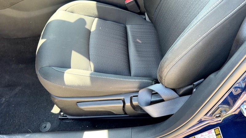 Nissan Altima Vehicle Full-screen Gallery Image 16