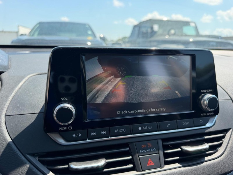 Nissan Altima Vehicle Full-screen Gallery Image 18