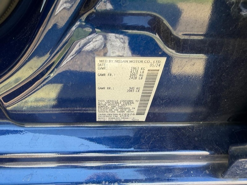 Nissan Altima Vehicle Full-screen Gallery Image 19