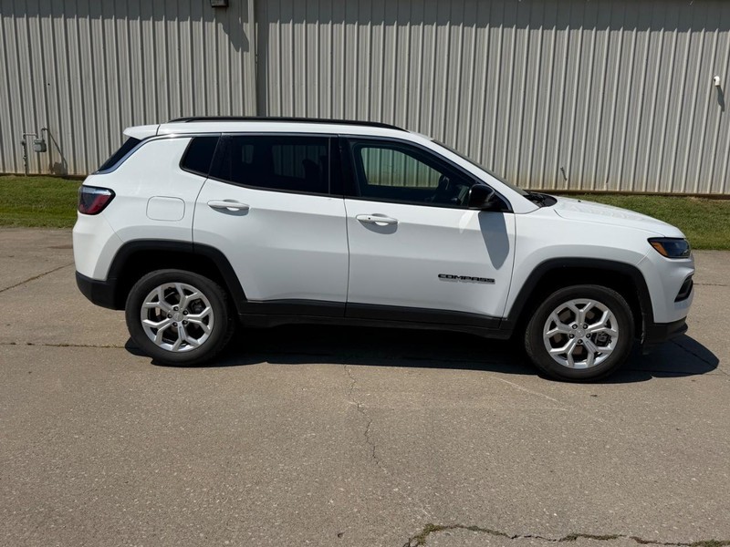 Jeep Compass Vehicle Full-screen Gallery Image 2